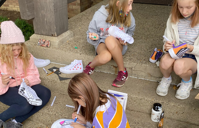 girls coloring shoes